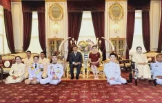 Vua và Hoàng hậu Thái Lan lần đầu tiên ban phúc cho lễ cưới đồng giới tại hoàng cung