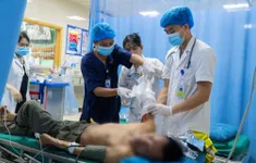 Lóc toàn bộ da tay vì máy bóc gỗ: Một giây bất cẩn, hậu quả cả đời