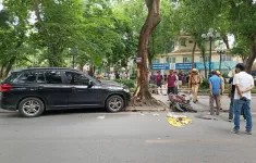 Nữ sinh 18 tuổi bị đứt lìa chân phải sau tai nạn với ô tô ở Hà Nội