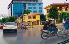 Cố vượt đèn đỏ, xe máy tông người đi đúng luật giữa ngã tư