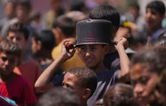 Người dân Gaza mò thức ăn trong rác khi nạn đói lan rộng