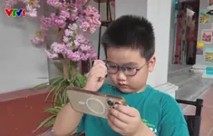 Cha mẹ cần làm gương để con trẻ rời xa điện thoại trong ngày hè