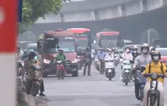 Phớt lờ biển báo cấm, nhiều xe xe khách vẫn dừng đỗ, đón trả khách ngoài bến xe ở Hà Nội
