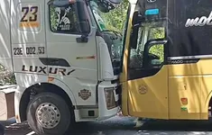 Tuyên Quang: Va chạm trực diện giữa xe khách và xe đầu kéo