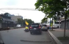 Mở cửa ô tô gây tai nạn còn đòi bồi thường 3 triệu, tài xế bị phạt hơn 20 triệu đồng