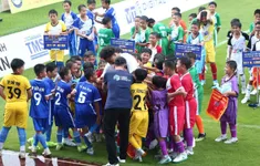 Xuân Son bị "bao vây" bởi các cầu thủ nhí Bà Rịa - Vũng Tàu