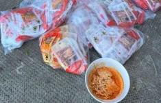 Phát hiện xe khách chở gần 112.000 gói măng tẩm ướp không rõ nguồn gốc
