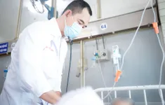Mổ xuyên đêm cứu nạn nhân vụ sập nhà do mưa lớn ở Long An