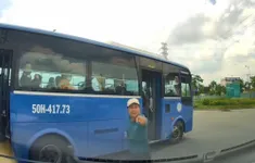 Đình chỉ tài xế xe buýt tạt đầu ô tô con