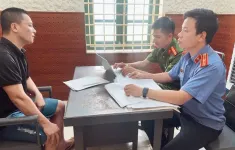Va chạm giao thông, ép viết giấy nợ hơn 7 triệu đồng, 1 người bị khởi tố
