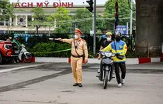 Xe ôm công nghệ “leo vỉa hè”, “né đèn đỏ”: CSGT Hà Nội mạnh tay xử lý