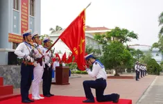 Chiến sĩ hải quân mới tuyên thệ dưới Quân kỳ Quyết thắng