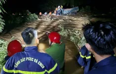 Xuyên đêm cứu 4 người mắc kẹt giữa dòng lũ ở A Lưới