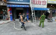 Cháy quán lẩu gà ở TP Hồ Chí Minh, cảnh sát giải cứu 7 người thoát nạn