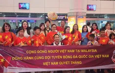 Thầy trò HLV Kim Sang-sik nhận sự chào đón cuồng nhiệt từ người Việt Nam tại Malaysia