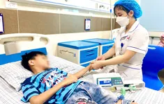 Bé trai sốc nhiệt do vào phòng lạnh sau khi chơi ngoài trời
