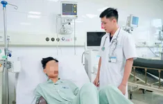 Cổ bị kẹp thang máy, nam sinh hôn mê suýt tử vong