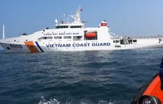 Cảnh sát biển kịp thời đưa ngư dân bị bệnh vào Trường Sa Lớn điều trị