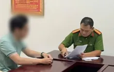 Nam thanh niên “thoát y” đuổi theo cô gái lúc nửa đêm