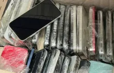 Hải quan Nội Bài phát hiện 112 chiếc iPhone cũ giấu trong người và hành lý xách tay