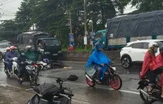 Trượt ngã dưới mưa, hai cô gái bị container cán tử vong