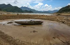 Nước hồ thủy điện Hòa Bình xuống thấp kỷ lục