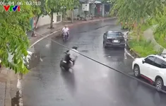 Xe máy ôm cua tốc độ cao trên đường trơn trượt, lao thẳng vào nhà dân