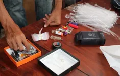 Ổ ma túy trong nhà nghỉ bị triệt phá trong đêm