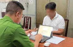 Công an làm việc với người đập phá kính taxi công nghệ