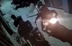 2 thanh niên Hà Nội bị đuổi đến tận cổng, cướp chỉ lấy được... vỉ kẹo cao su