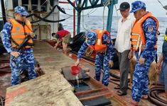 Triệt phá tàu chở dầu lậu trên vùng biển Tây Nam