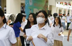 Thí sinh tự tin rời phòng thi sau bài thi chuyên vào lớp 10