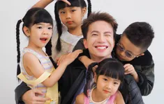 S.T Sơn Thạch lần đầu làm bố chăm 5 con: Cột tóc, dọn giường, đi chợ, nấu ăn