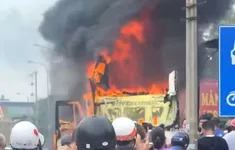 Hai ô tô bốc cháy trước cửa gara