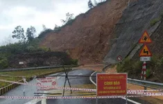 Mưa như trút nước gây ngập úng, sạt lở ở nhiều nơi tại TP Huế