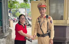 Rơi ví khi đi khám bệnh, người phụ nữ bất ngờ nhận lại từ CSGT Hà Nội