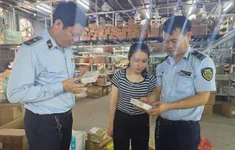 Hà Nội: Phát hiện mỹ phẩm lậu, bánh mì “bẩn”, đồ chơi trẻ em vi phạm ở La Phù