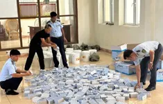 Đột kích kho hàng ở Móng Cái, phát hiện hơn 5.000 tuýp thuốc trị ngứa và 400 lít siro nhập lậu