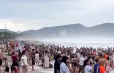 Hơn 20 người suýt đuối nước ở Cửa Lò do biển động
