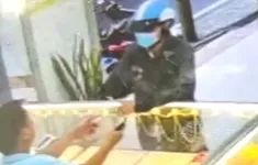Giả vờ mua vàng, cướp 5 chỉ rồi tháo chạy