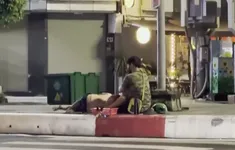 Những đứa trẻ "nuôi" người lớn