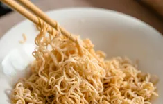 Sai lầm thường gặp khi dùng mì ăn liền và cách khắc phục