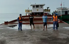 Bắt tàu vận chuyển cát không rõ nguồn gốc trên vùng biển phía Nam