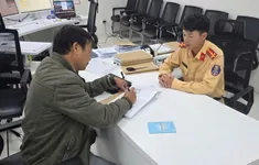 Tài xế 2 lần vượt đèn đỏ để chở người đi cấp cứu được CSGT biểu dương