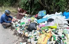 Xác minh hàng trăm mỹ phẩm nghi giả bị vứt ven đường ở Đà Lạt