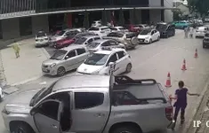 Xe bán tải bất ngờ lùi cán qua người phụ nữ đi bộ trong bệnh viện ở Hà Nội