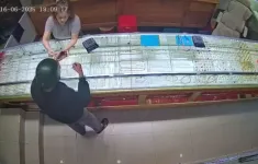 Kẻ cướp tiệm vàng ở Lâm Đồng bắt khi vừa xuống máy bay