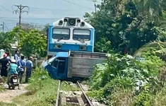 Xe tải tắt máy giữa đường ray, bị tàu hỏa tông nát, tài xế may mắn thoát nạn