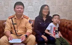 CSGT tìm người thân cho bé trai 6 tuổi đi lạc ở bến xe Mỹ Đình