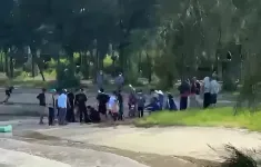Ba anh em ruột suýt chết đuối do hụt chân vào hố sụt cát ngầm